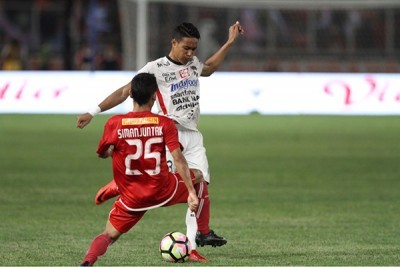DUEL: Andhika Wijaya dihadang Riko Sumanjuntak di partai final Piala Presiden di stadion GBK, Sabtu malam (Alit Binawan/Radar Bali)