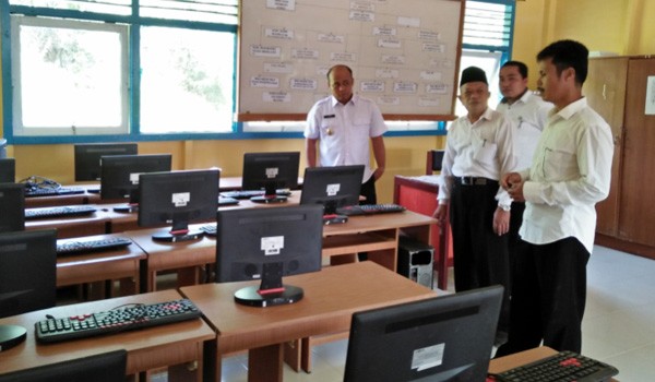 Komputer Bantuan Pemprov Jambi yang Error.
