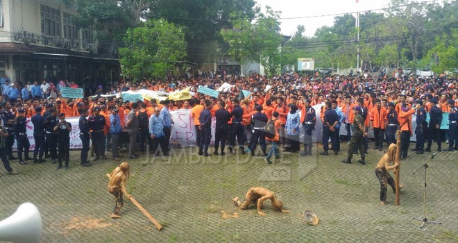 Mahasiswa Unja Unjuk Rasa Dengan Teatrikal.