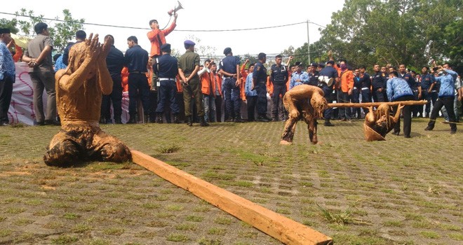 Mahasiswa Unja Unjuk Rasa Dengan Teatrikal.