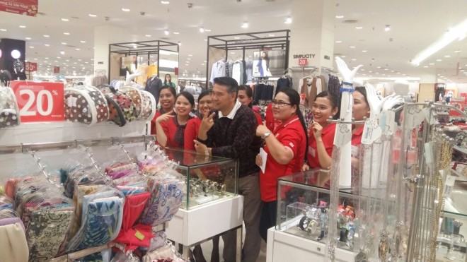Tanpa Pengawalan ke Lippo Plaza, Fasha Diajak Warga Foto Selfie.