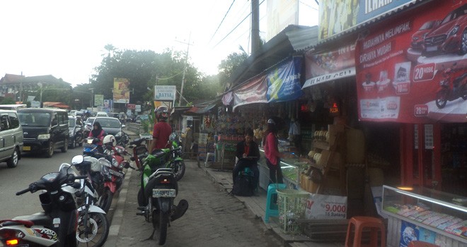 Puluhan PKL berjualan disepanjang jalan Arif Rahman Hakim Telanaipura.