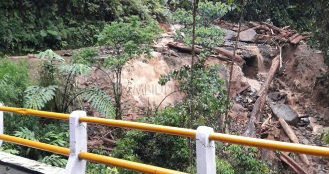 Longsor Jalan Sungai Penuh Via Tapan.