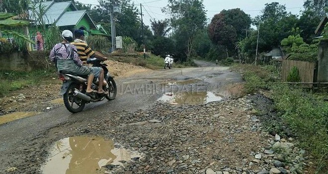 Jalan berlobang di Rantau Pandan.