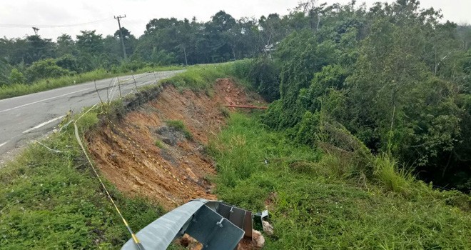 Jalan di Tebo amblas.