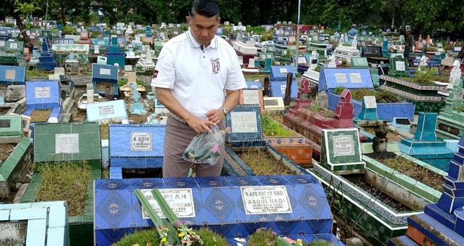 Sy Fasha saat ziarah ke makam orang tuanya di Tempat Pemakaman Umum (TPU) Naga Swidak Palembang.