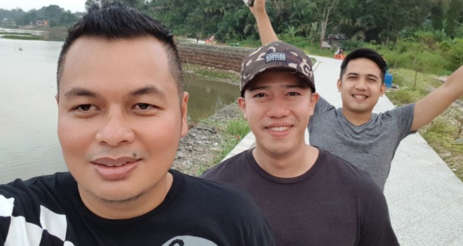 Ruri vokalis Band Repvblik dan Hexa gitaris Repvblik saat berkunjung ke Danau Sipin.