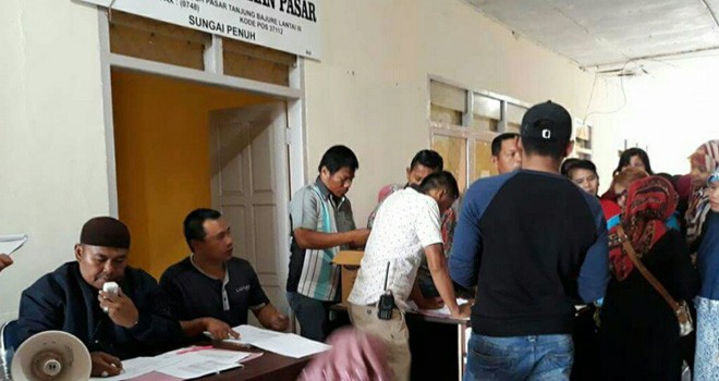 Kabid Pasar saat melakukan pengundian lapak.