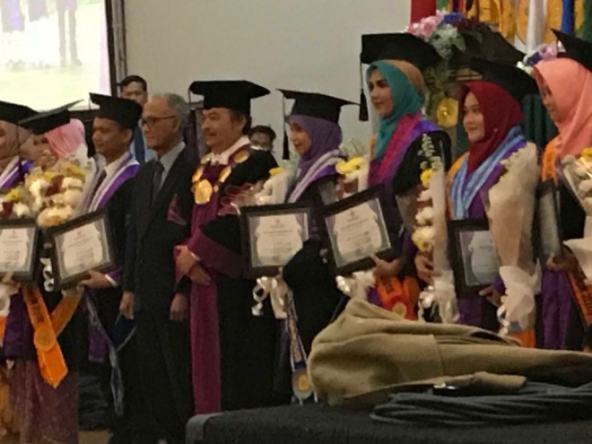 Jadi Lulusan Terbaik,  Istri dr. Maulana Dapat Penghargaan.