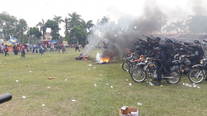 Simulasi Kerusuhan yang terjadi