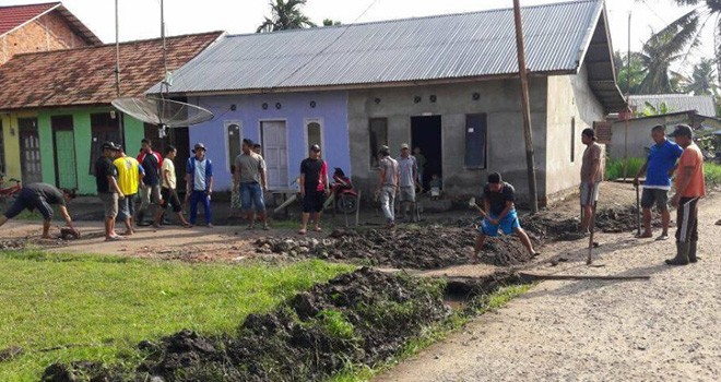 Warga bergotong royong memperbaiki jalan dilingkungannya.