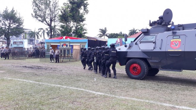 Simulasi Penyergapan penyanderaan ketua KPU