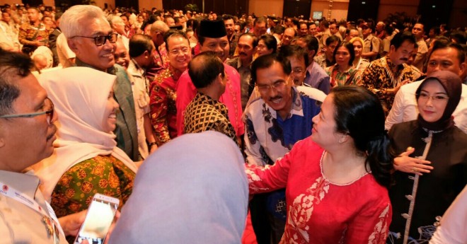 Bupati Masnah saat bersalaman dengan Menko PMK Puan Maharani