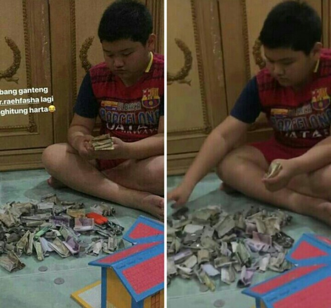 Raehan sedang menghitung uang dari celengan yang dibongkarnya