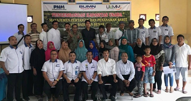 Pimpinan dan pihak PT. PNM Persero foto bersama kelompok petani kelapa sawit usai menggelar pelatihan Rabu (14/02).