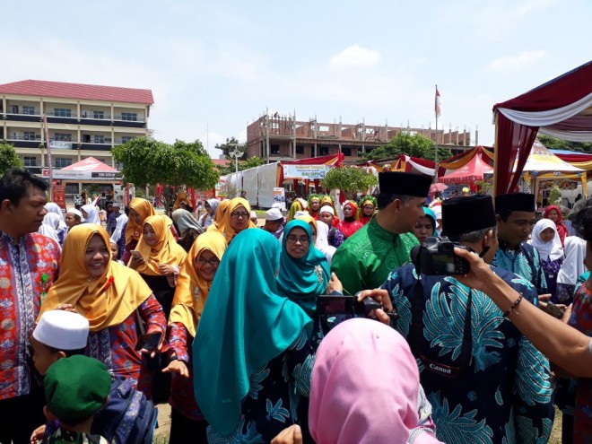 Fasha Diserbu Wali Murid untuk Foto Bersama.