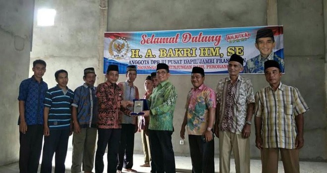 H Bakri saat tinjau gedung serbaguna.