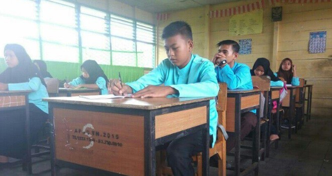 Supri saat sedang belajar di SMP Negeri 13 Kota Jambi.