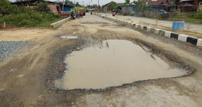 Jalan Manunggal Satu Tungkal Ilir Rusak yang telihat berlobang.