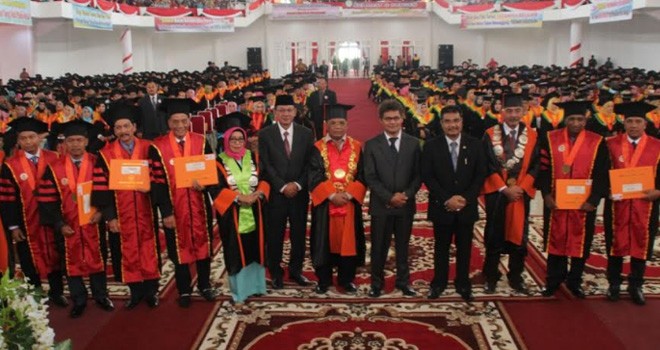 SAH saat menghadiri wisuda Unja ke 80.