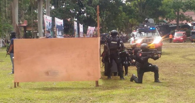 Tim dari Brimob saat melakukan penyelamatan dari salah satu paslon yang disandra.