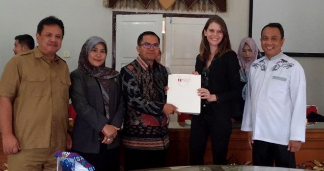  Wakil Rektor Bidang Akademik Dan Pengembangan Lembaga, Prof. Dr. H. Suâ€™aidi,MA,Ph.D saat memberikan kenang â€“ kenangan kepada Anne_lise, perwakilan dari Campus France.