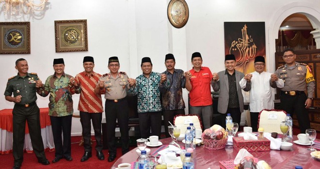 Kapolda Jambi saat Silaturahmi ke Tomas dan Tiga Pasangan Calon Bupati