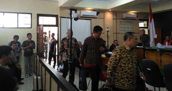 Terdakwa Kompak Pakai Batik.