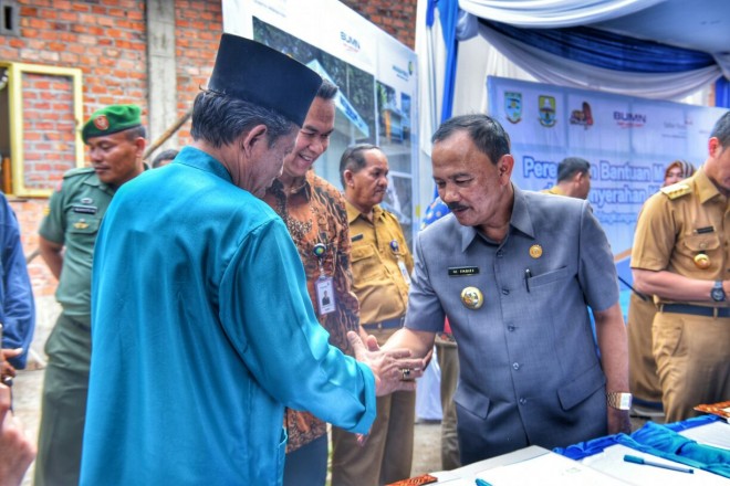 Pjs Walikota Jambi M. Fauzi bersama Abdullah Sani saat peresmian ruang kelas MI Al Hidayah di KelurahanTalang Bakung, Selasa (27/2). 