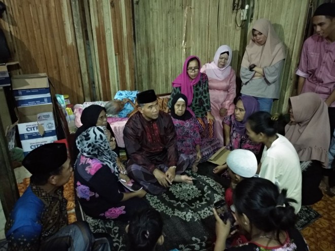 Sy Fasha saat menjenguk wqrga yang sakit. 