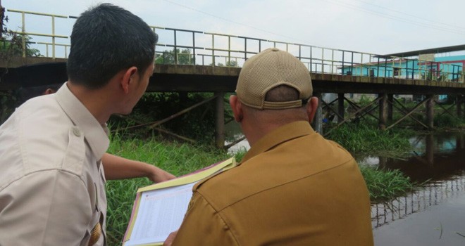 Gubernur Jambi Zumi Zola saat meninjan Jembatan Penghubung di Teluk Nilau.