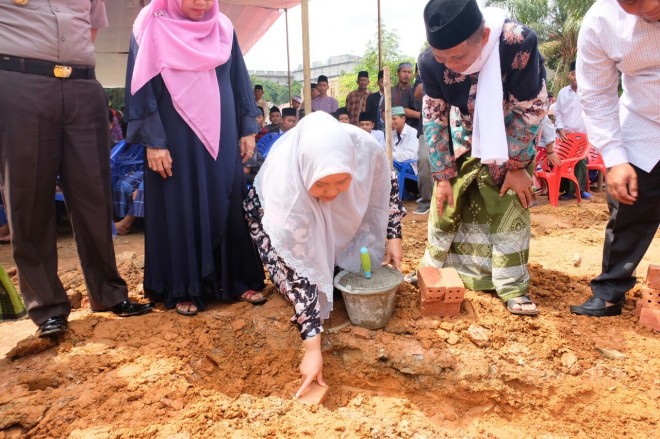 Peletakan batu pertama oleh Bupati masnah