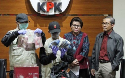 Penyidik KPK memperlihatkan barang bukti uang suap hasil operasi tangkap tangan (OTT) Bupati Subang, beberapa waktu lalu. (Issak Ramadhan/JawaPos.com)