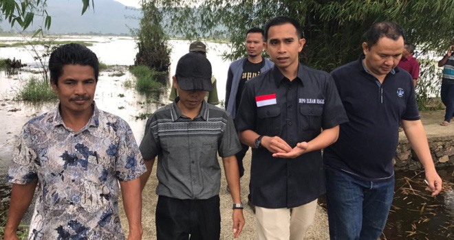 Dipo Ilham Djalil ketika terlibat dialog ketika mengunjungi lahan pertanian warga Desa Paling Serumpun, Kecamatan Hamparan Rawang, Kota Sungai Penuh.