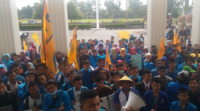 Ratusan masa Pergerakan Mahasiswa Islam Indonesia (PMII) gelar unjuk rasa di Kantor DPRD Provinsi Jambi.
