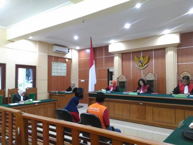 Terdakwa Devit dan Nurhamida saat mendengarkan tuntutan JPU di Pengadilan Negeri Jambi, Kamis (1/3).
