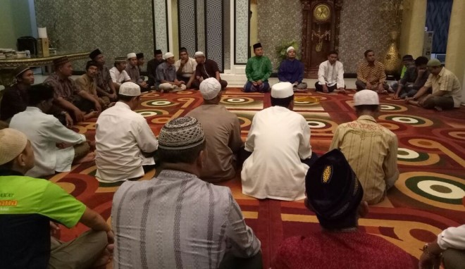 dr. Maulana Dan Ratusan Warga Isi Malam Jumat dengan Yasinan Bersama.