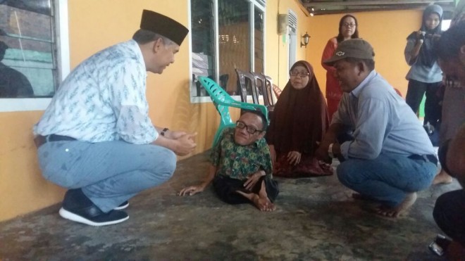 Fasha melihat kondisi warga yang sedang sakit di RT 10 nomor 12A, Kelurahan Beringin