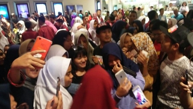 Amel Carla hadir nonton bareng dengan masyarakat Jambi