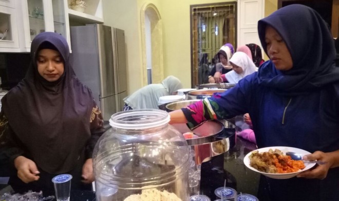 Sikap Ramah Dan Melayani Selalu Ditunjukkan Istri Dokter Maulana.