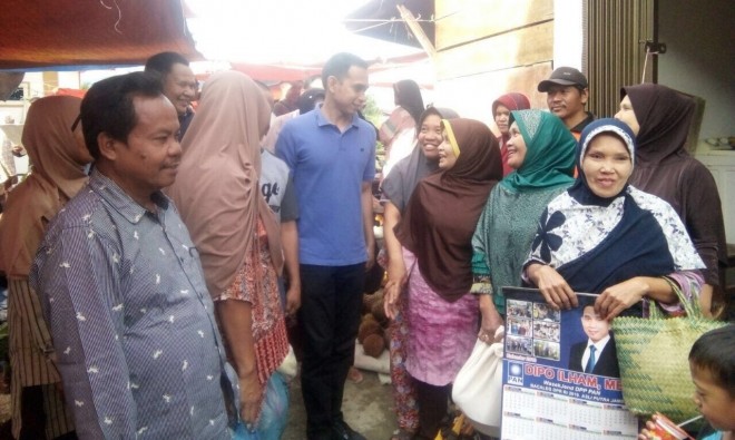 Dipo Ilham Djalil blusukan di pasar tradisional di Kecamatan Hamparan Rawang, Kota Sungai Penuh untuk menyerap aspirasi warga.