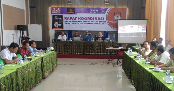 Komisioner KPU Provinsi Jambi menggelar rapat koordinasi dengan 14 partai politik jelang acara sosialisasi perserta Pemilu 2019 di Hotel Golden Harvest, Kamis(1/3) kemarin.   