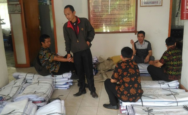 Komisioner KPU Kerinci melihat sejumlah APK paslon sebelum dipasang disejumlah titik dari tingkat Desa, Kecamatan dan Kabupaten.   