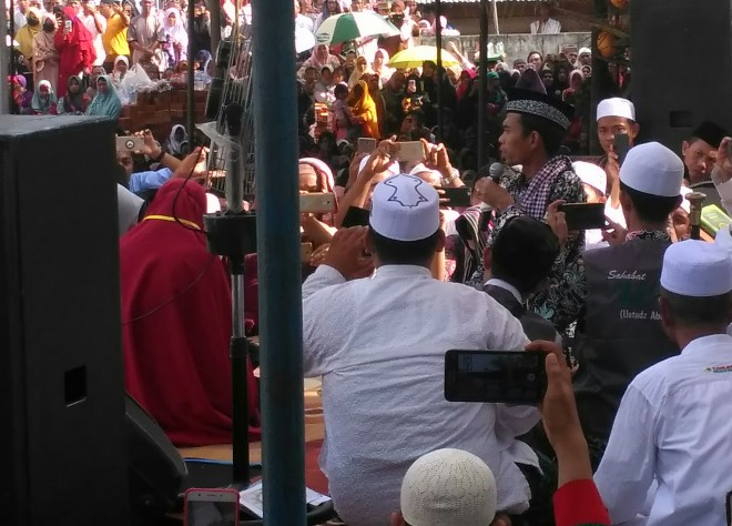 Seorang perempuan bersyahadat di depan ribuan jamaah, dan (UAS)