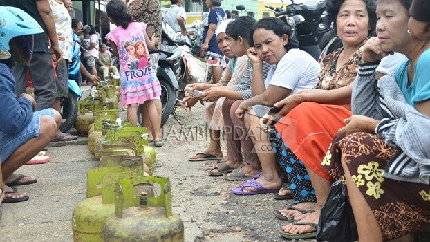 ANTRI : Bantuan City Gas sangat diharapkan warga, karena selama ini mereka sulit mendapatkan gas elpiji dan harus mengantri.