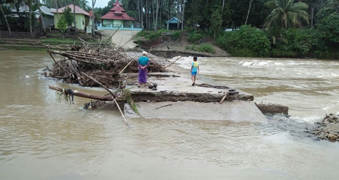 Jembatan Tanjung Belit Jujuhan yang Hancur Dihantam Banjir.