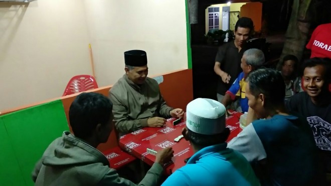 Fasha sedang berkumpul sambil bermain domino