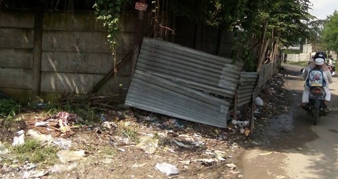 Walaupun sudah disediakan TPS, warga masih membuang sampah tidak pada tempatnya.