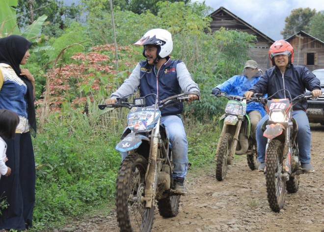 Monadi-Edison kompak mengendarai sepeda motor