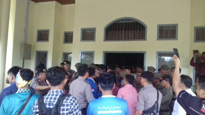 Pendemo saat Bentrok Dengan Aparat.